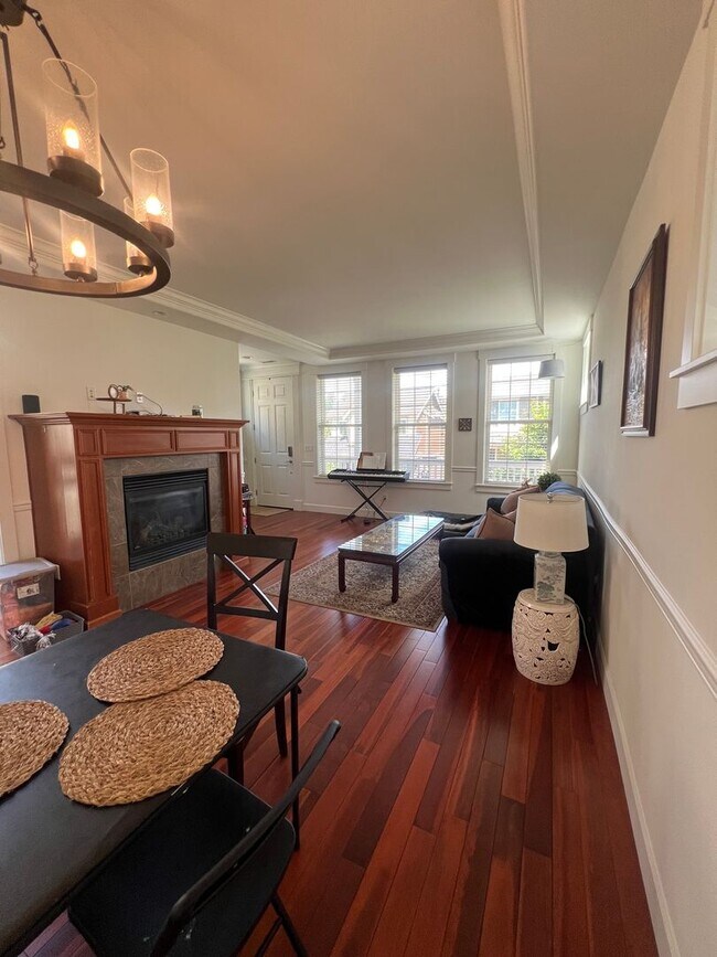 Building Photo - Stunning Trilevel home Woodinville!