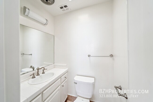 Building Photo - 7548 Hampton Ave
