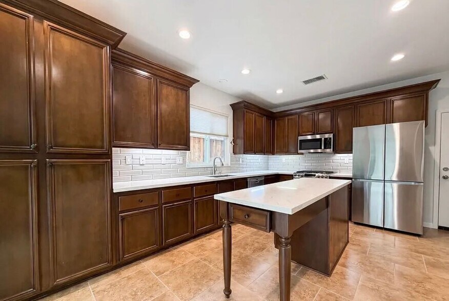 Building Photo - 28441 Silverking Trail