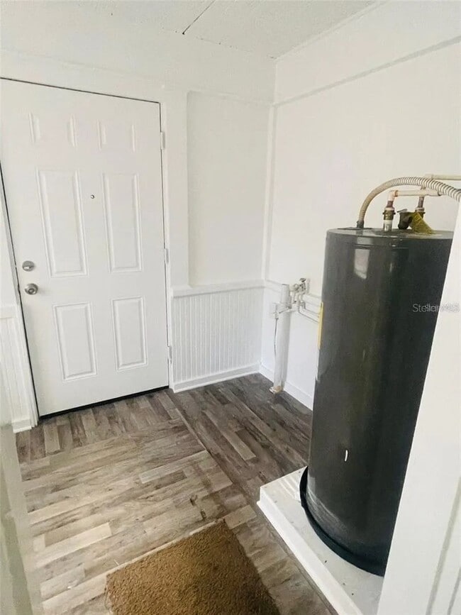 Building Photo - Lovely two bedroom one bathroom cottage