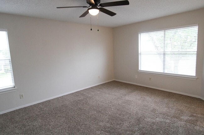 Building Photo - 945 Schertz Pkwy