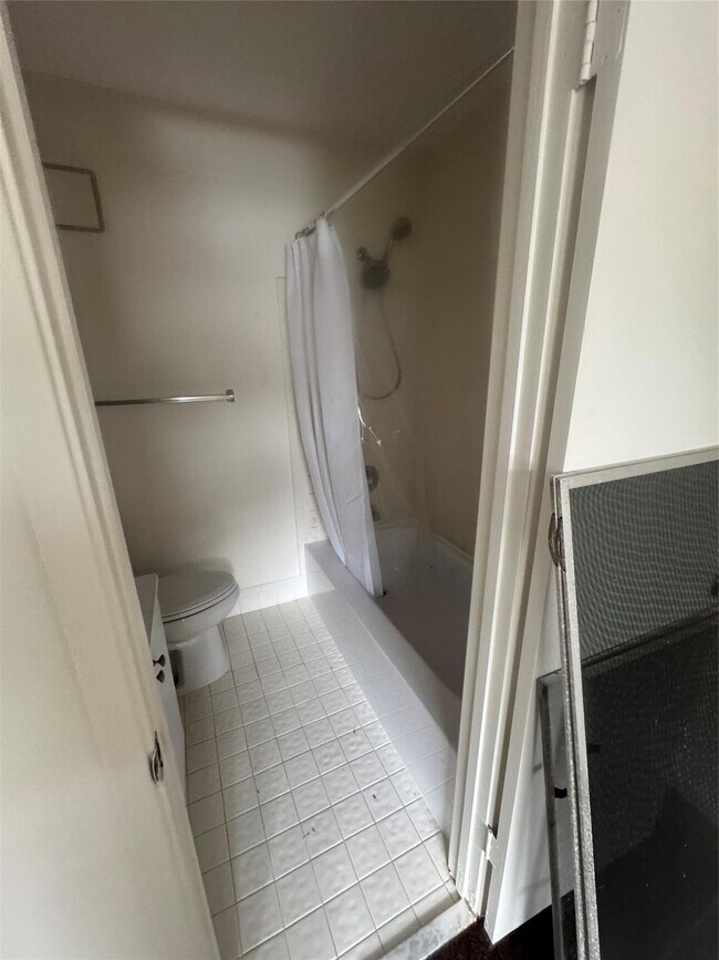 Building Photo - 2845 NE 15th St