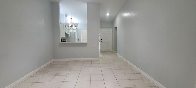 Building Photo - Beautiful and spacious remodeled unit