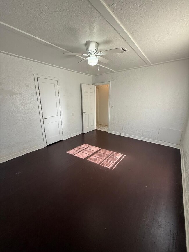 Building Photo - 1 Bed 1 Bath Duplex For Lease Available 2/...