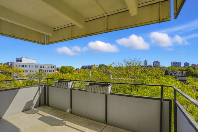 Building Photo - Spacious Cap Hill Condo with Garage Parking