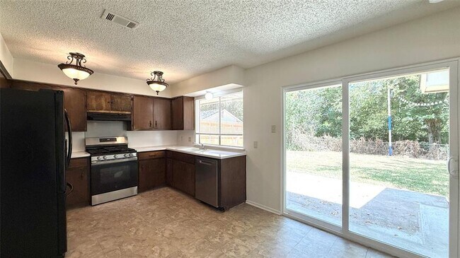 Building Photo - 10105 Oak Hollow Dr