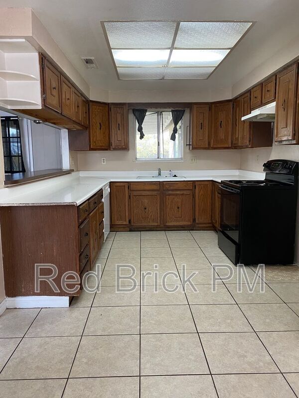 Building Photo - 800 E 23rd St