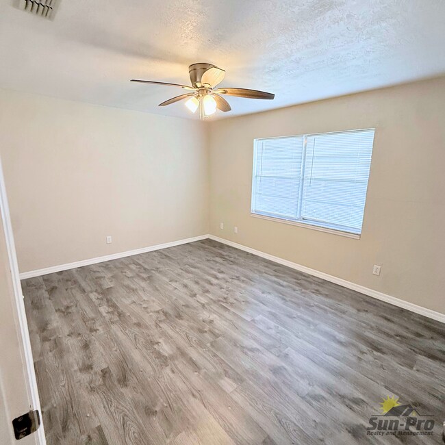 Building Photo - 1985 Big Oak Dr