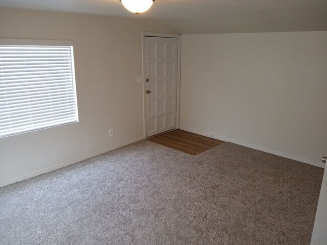 Building Photo - Retsil Rd. Duplex