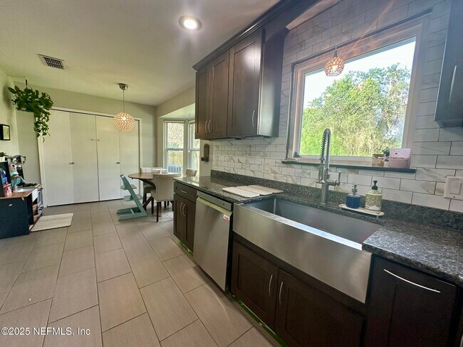 Building Photo - 10420 Inverness Dr