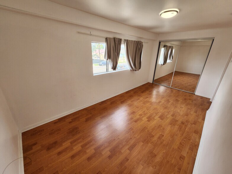 Building Photo - 820 N Edgemont St