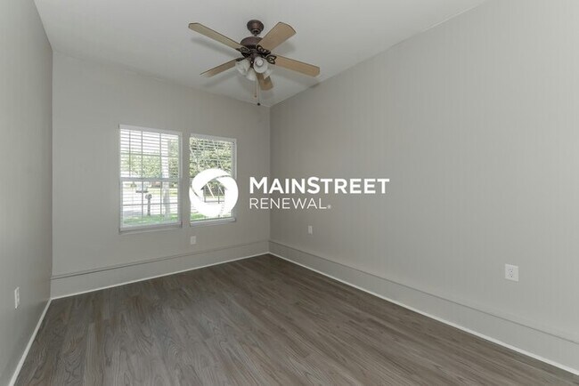 Building Photo - 4 Bedroom Pet-Friendly Home in Hendersonville, TN with Main Street Renewal