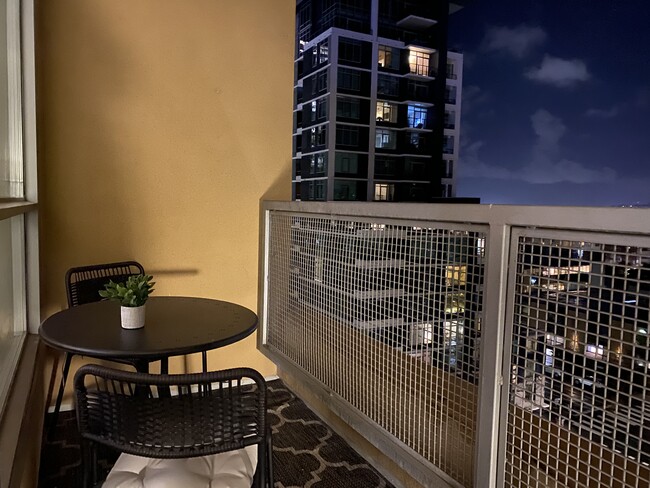 Balcony w/Bistro set - 350 W Ash St