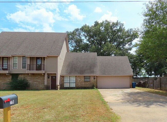 Building Photo - Remodeled in 2024! Gorgeous 3 Bdrm., 2 Bath Duplex in Whitehouse ISD!