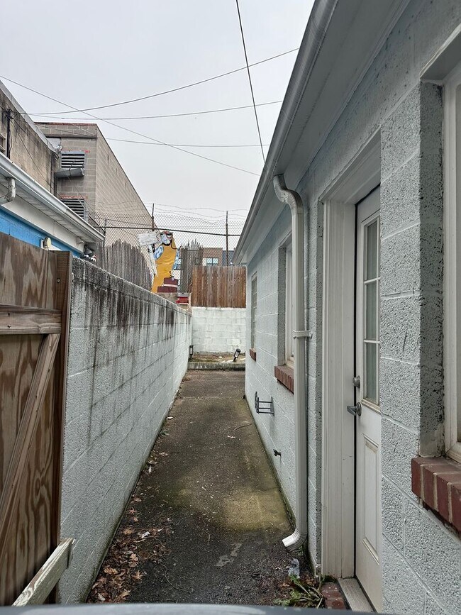 Building Photo - 3 Bedroom Townhome Near Little Italy