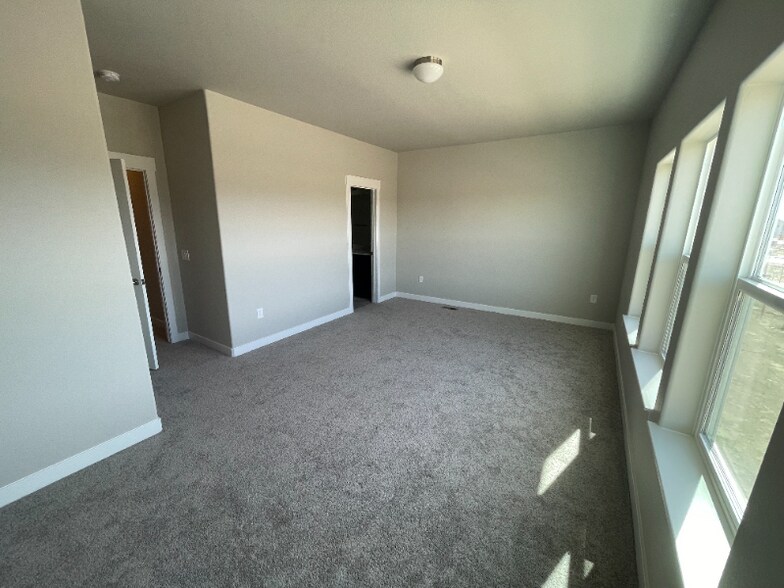 Building Photo - 6565 Carriage Meadows Dr