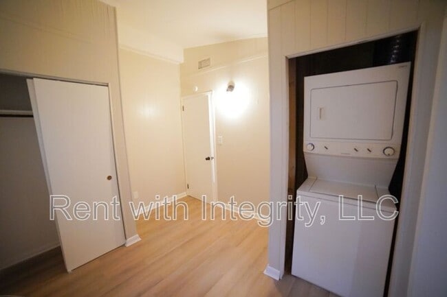 Building Photo - 2032 Warwick St