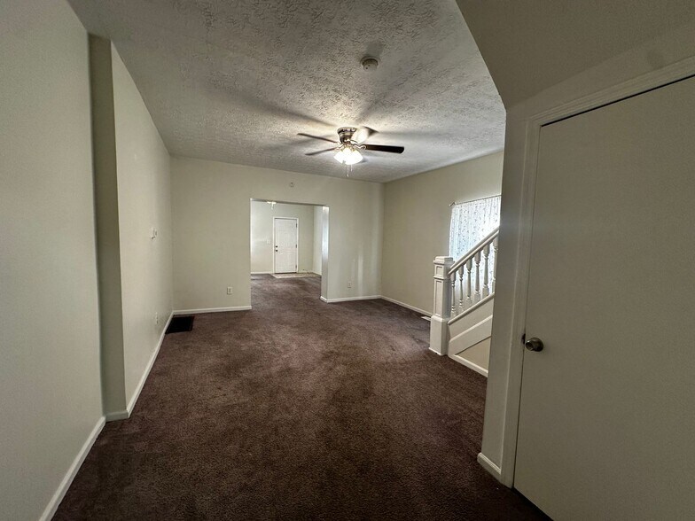 Building Photo - 913 Oakwood Ave