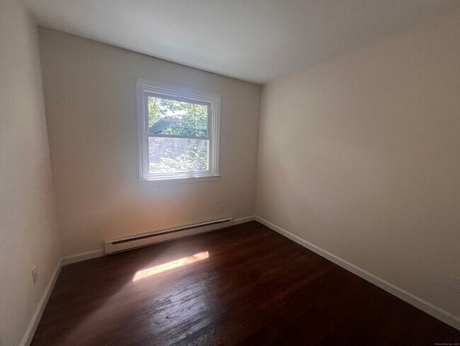 Building Photo - 11 E Hills Dr