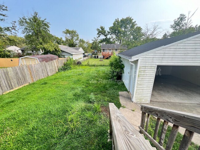 Building Photo - 206 E Center St