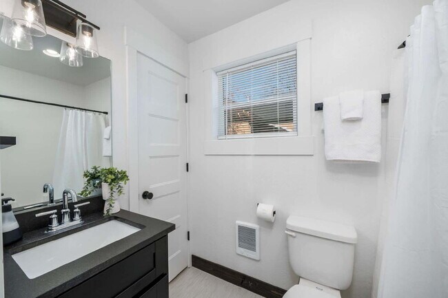 Building Photo - Downtown furnished rental w/ all utilities included (avail. Oct. thru May only)
