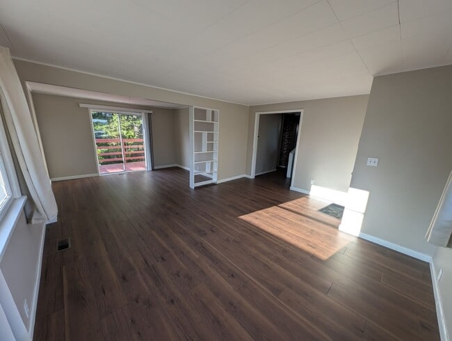 Building Photo - Available Now in Navy Yard City! New Floors & Paint! Tons of Space & Storage.