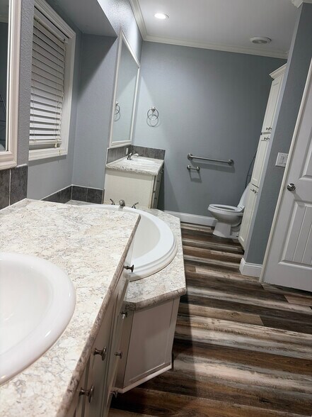 Building Photo - 511 S California St