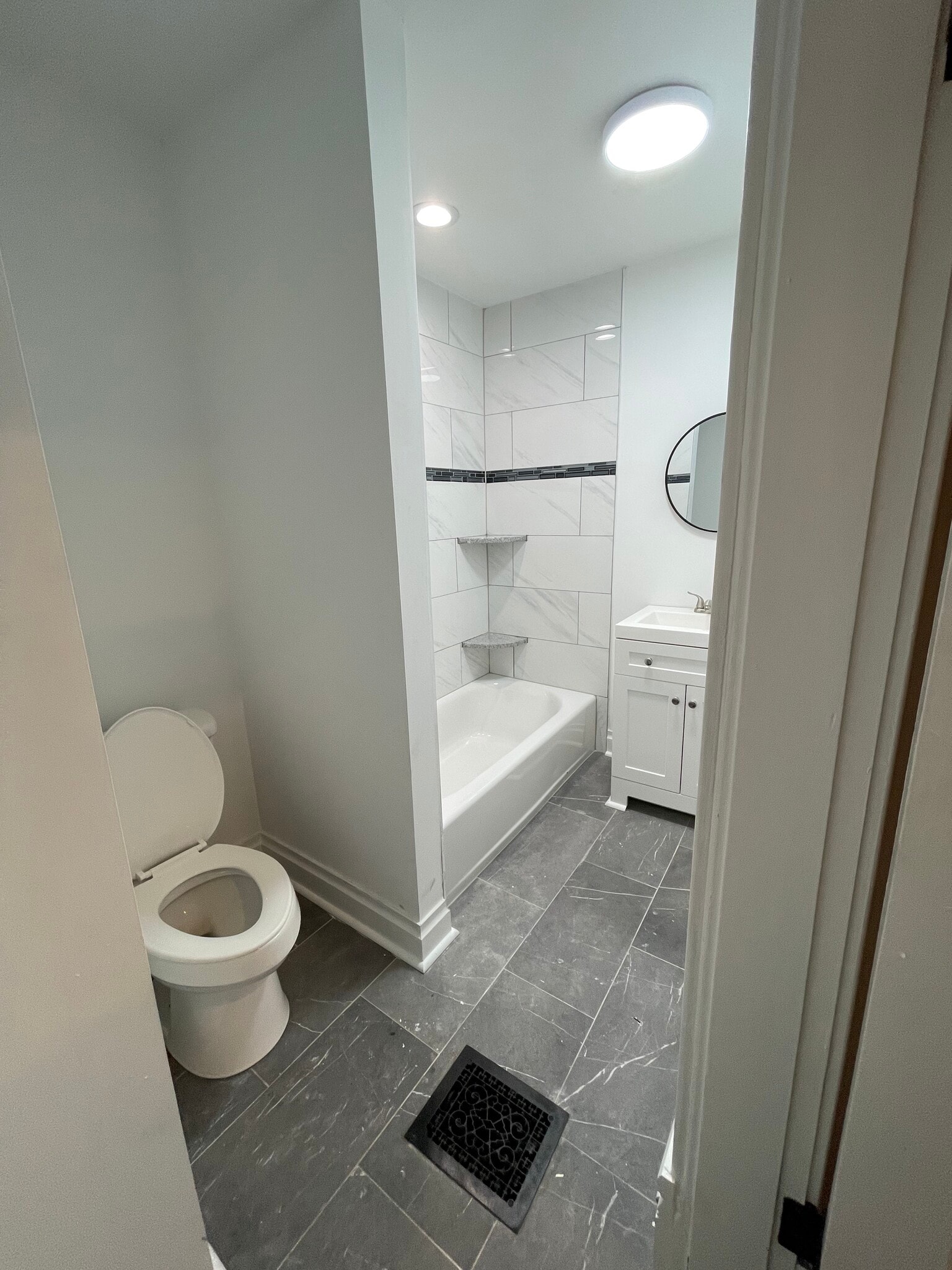 Bath - 501 Saint Clair Ave