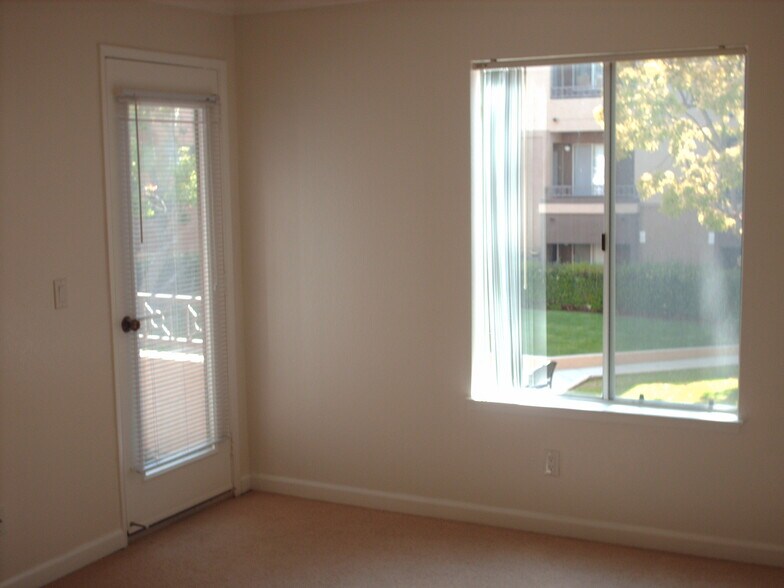 Balcony overlooking courtyaard - 3520 Lebon Dr