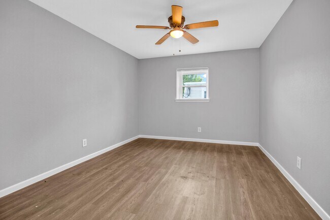 Building Photo - 521 Spring Dr