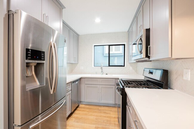 Interior Photo - 520 Pacific St