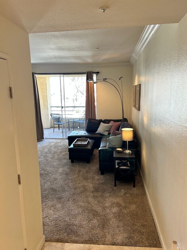 Building Photo - Bright & airy fully furnished condo at the...
