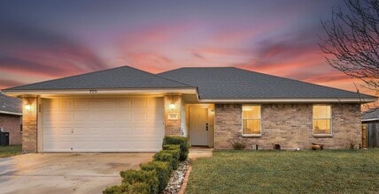 Building Photo - AVAILABLE NOW!