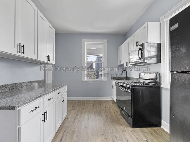 Building Photo - 2721 Cobden St