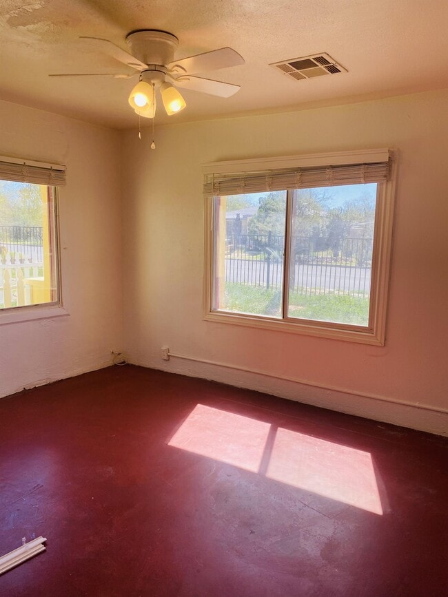 Building Photo - 219 E Blacklidge Dr