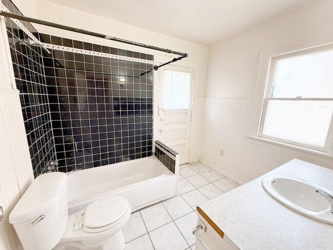 Building Photo - 3 BED 1 BATH BEAUTIFUL SINGLE FAMILY HOME