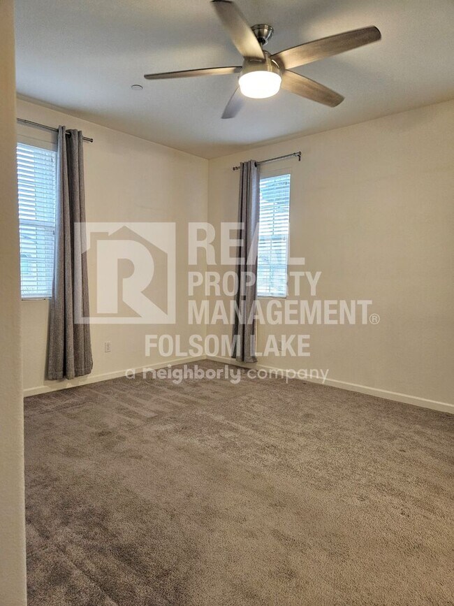 Building Photo - Spacious 3 bedroom 2.5 bath in the Westsho...