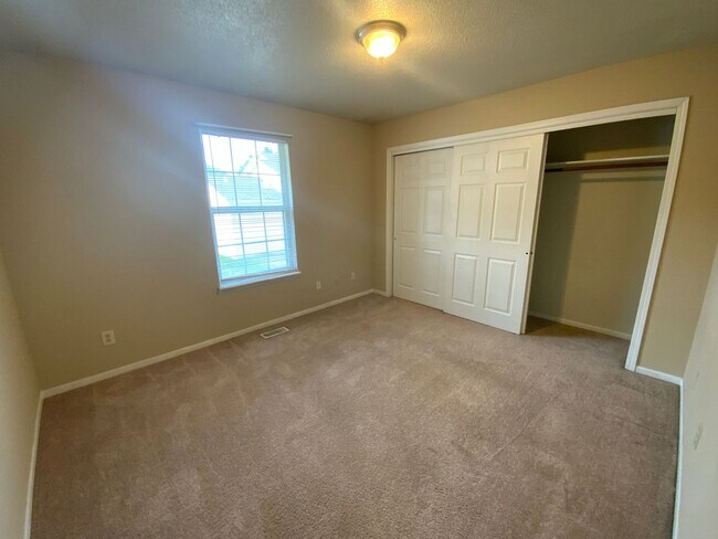 Building Photo - 3 Bedroom 2 Bathroom Duplex