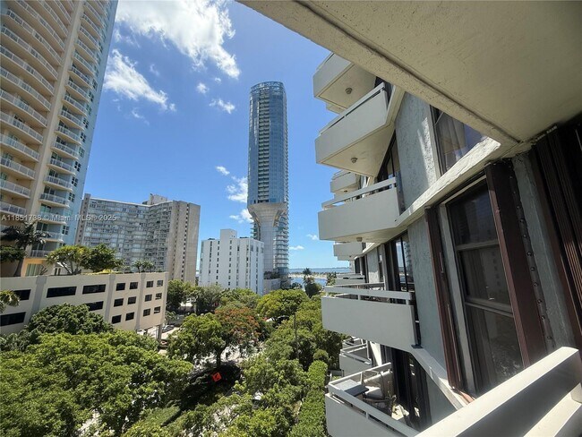 Primary Photo - 2501 Brickell Ave