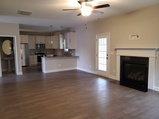 Building Photo - 560 Hampstead Pl
