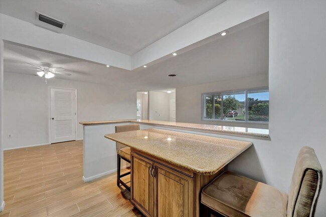Building Photo - Beautiful 3-Bed / 2 Bath Pool Home in Sara...