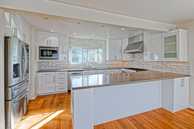 Building Photo - 4021 Crest Dr