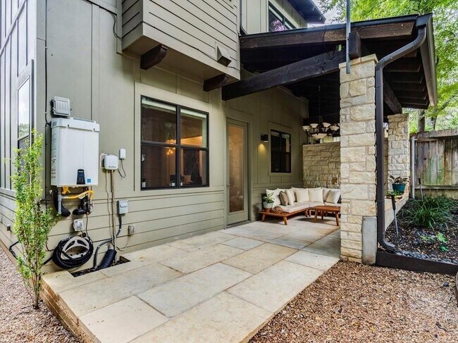 Building Photo - 1502 Barton Hills Dr