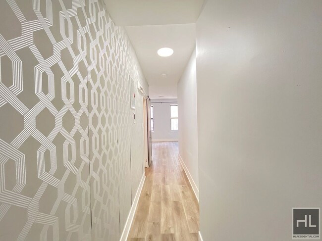Building Photo - Spacious & Updated 1 bed 1 bath I Hamilton...