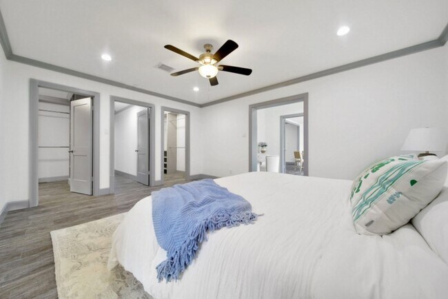 Building Photo - 10042 Briar Forest Dr