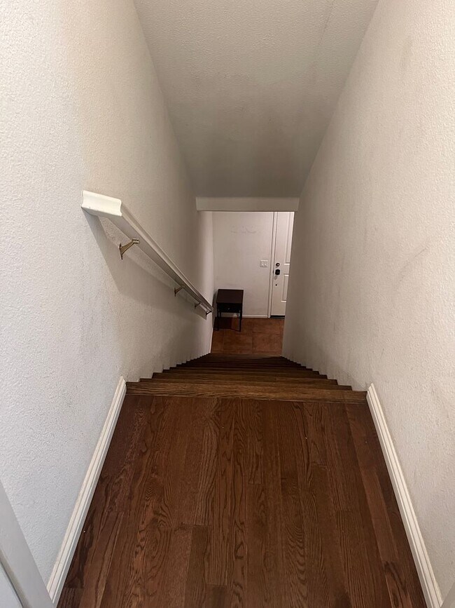 Building Photo - West Ventura Condo with a three car garage!