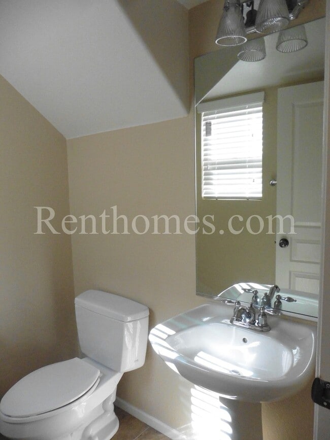 Building Photo - 568 Almond Rd