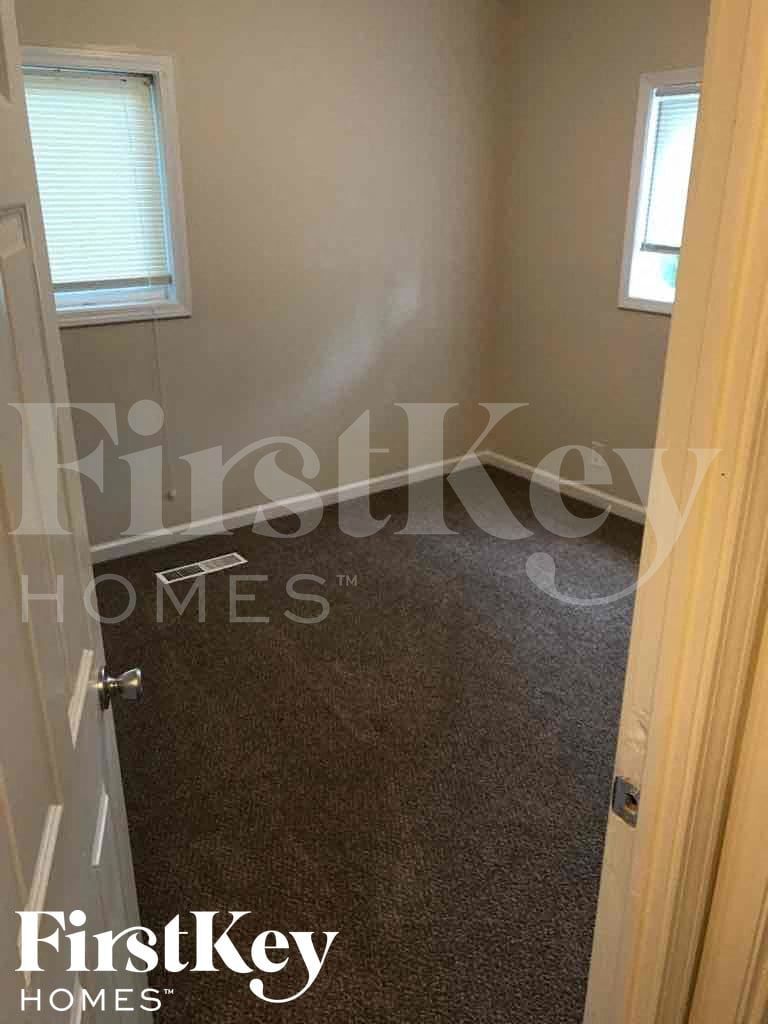 Building Photo - 4801 Leone Dr