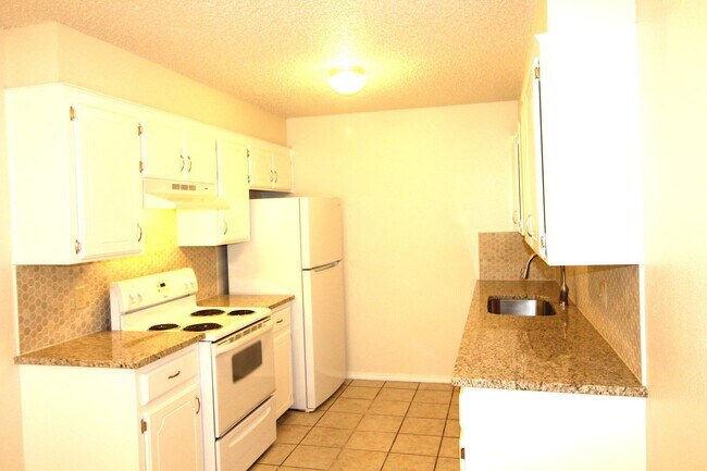 Building Photo - 1712 Jennifer Cir