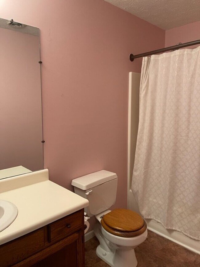 Building Photo - West Knoxville!  Short or long term lease options available .  2 bedroom with additional large bo...